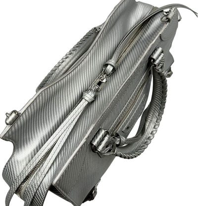 chiusura Borsa Balenciaga in pelle color argento metallizzato con parti metalliche tono su tono; munita di doppi manici stondati e una tracolla amovibile e regolabile. Completa di dustbag, di lusso, originale, ottime condizioni.