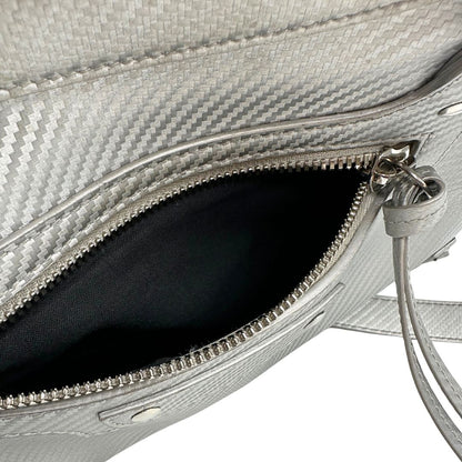 interno Borsa Balenciaga in pelle color argento metallizzato con parti metalliche tono su tono; munita di doppi manici stondati e una tracolla amovibile e regolabile. Completa di dustbag, di lusso, originale, ottime condizioni. 