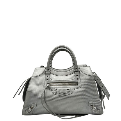 front Borsa Balenciaga in pelle color argento metallizzato con parti metalliche tono su tono; munita di doppi manici stondati e una tracolla amovibile e regolabile. Completa di dustbag, di lusso, originale, ottime condizioni. 