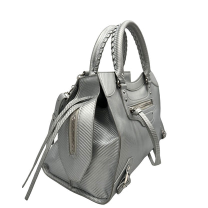 lato Borsa Balenciaga in pelle color argento metallizzato con parti metalliche tono su tono; munita di doppi manici stondati e una tracolla amovibile e regolabile. Completa di dustbag, di lusso, originale, ottime condizioni. 
