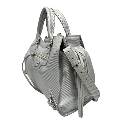 lato Borsa Balenciaga in pelle color argento metallizzato con parti metalliche tono su tono; munita di doppi manici stondati e una tracolla amovibile e regolabile. Completa di dustbag, di lusso, originale, ottime condizioni. 