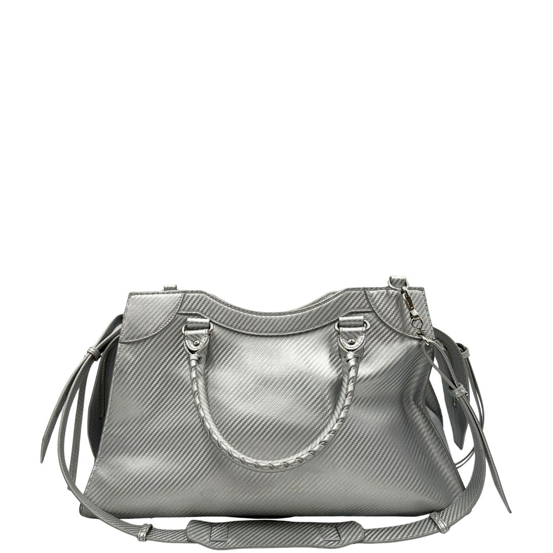 retro Borsa Balenciaga in pelle color argento metallizzato con parti metalliche tono su tono; munita di doppi manici stondati e una tracolla amovibile e regolabile. Completa di dustbag, di lusso, originale, ottime condizioni.