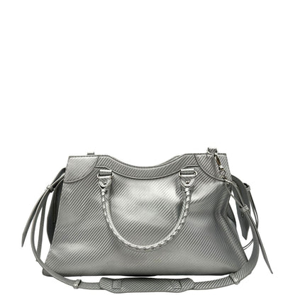 retro Borsa Balenciaga in pelle color argento metallizzato con parti metalliche tono su tono; munita di doppi manici stondati e una tracolla amovibile e regolabile. Completa di dustbag, di lusso, originale, ottime condizioni.