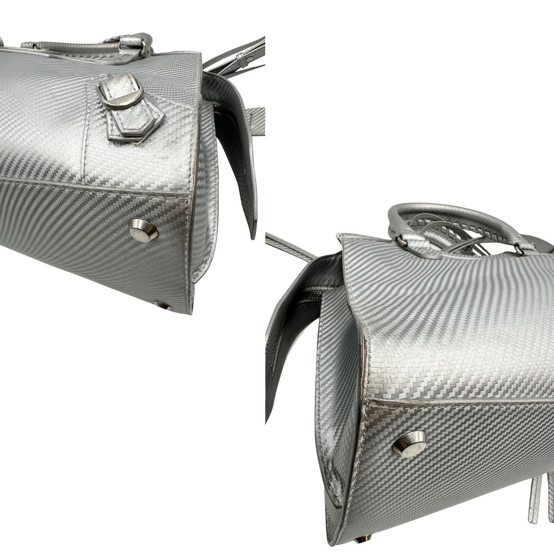 angoli Borsa Balenciaga in pelle color argento metallizzato con parti metalliche tono su tono; munita di doppi manici stondati e una tracolla amovibile e regolabile. Completa di dustbag, di lusso, originale, ottime condizioni. 