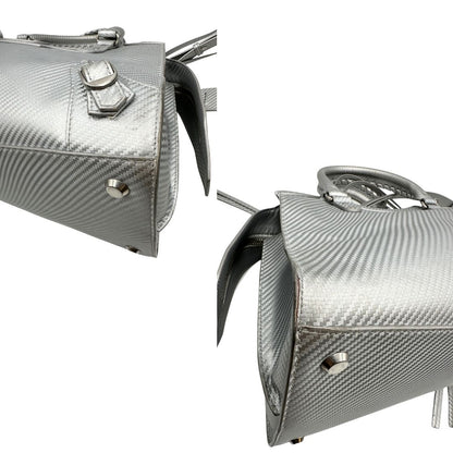 angoli Borsa Balenciaga in pelle color argento metallizzato con parti metalliche tono su tono; munita di doppi manici stondati e una tracolla amovibile e regolabile. Completa di dustbag, di lusso, originale, ottime condizioni. 