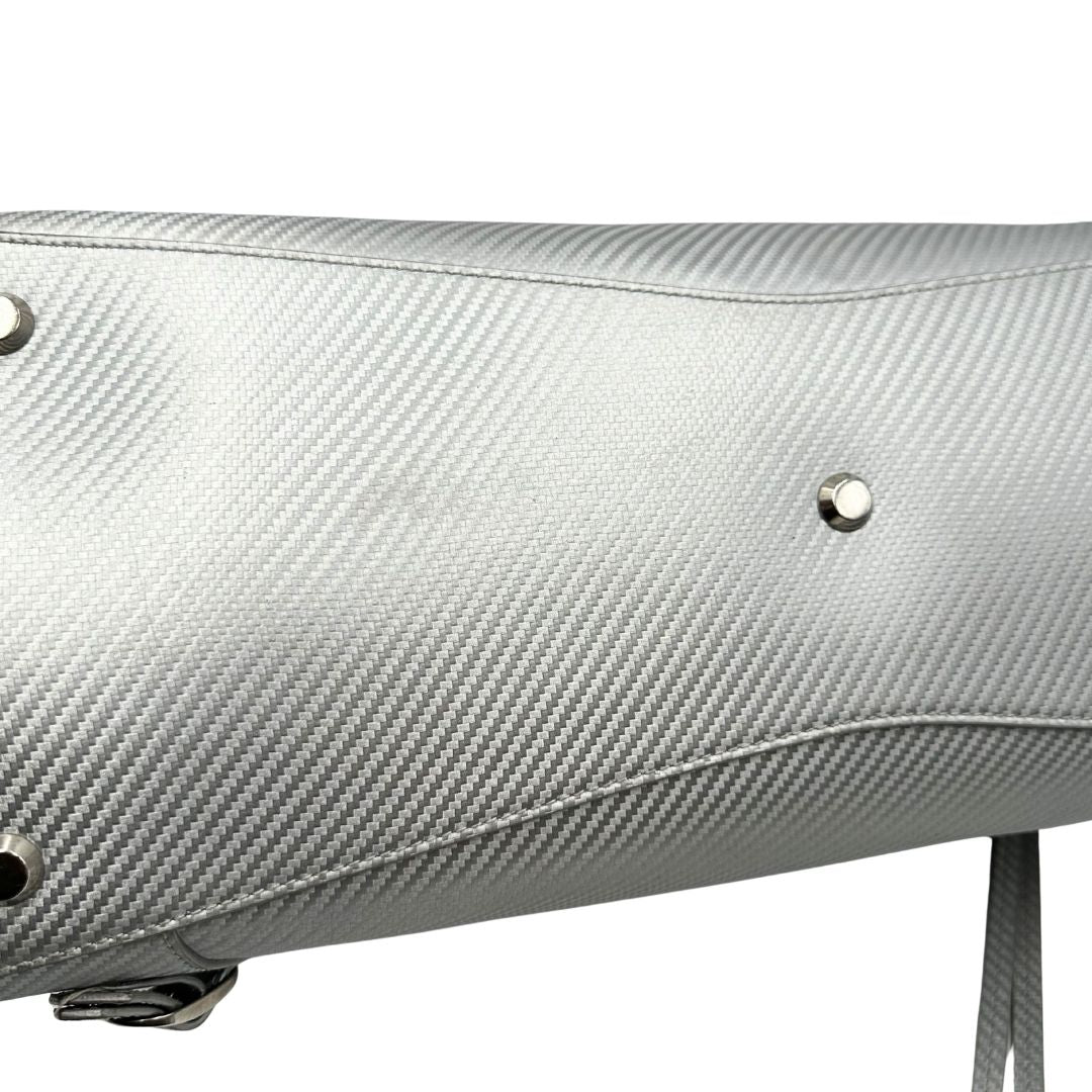 base Borsa Balenciaga in pelle color argento metallizzato con parti metalliche tono su tono; munita di doppi manici stondati e una tracolla amovibile e regolabile. Completa di dustbag, di lusso, originale, ottime condizioni. 