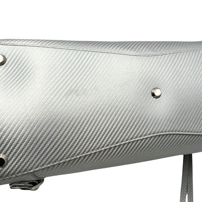 base Borsa Balenciaga in pelle color argento metallizzato con parti metalliche tono su tono; munita di doppi manici stondati e una tracolla amovibile e regolabile. Completa di dustbag, di lusso, originale, ottime condizioni. 