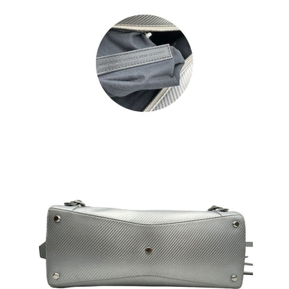 base Borsa Balenciaga in pelle color argento metallizzato con parti metalliche tono su tono; munita di doppi manici stondati e una tracolla amovibile e regolabile. Completa di dustbag, di lusso, originale, ottime condizioni. 