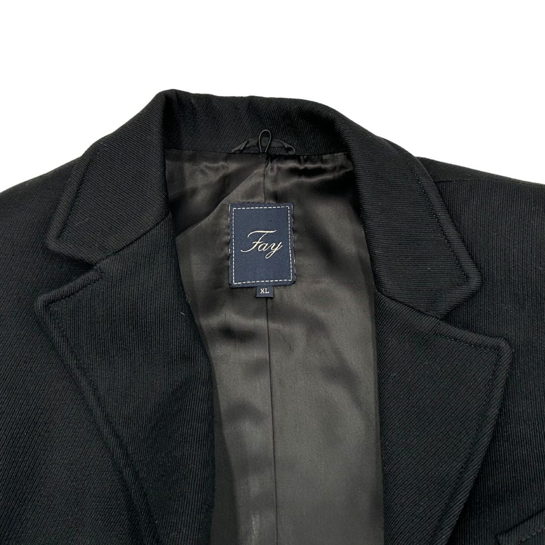  Cappotto Fay nero in 60% acetato e 40% viscosa, munito di un gilet interno in 100% poliammide. Completo di custodia, di lusso, originale, ottime condizioni.
