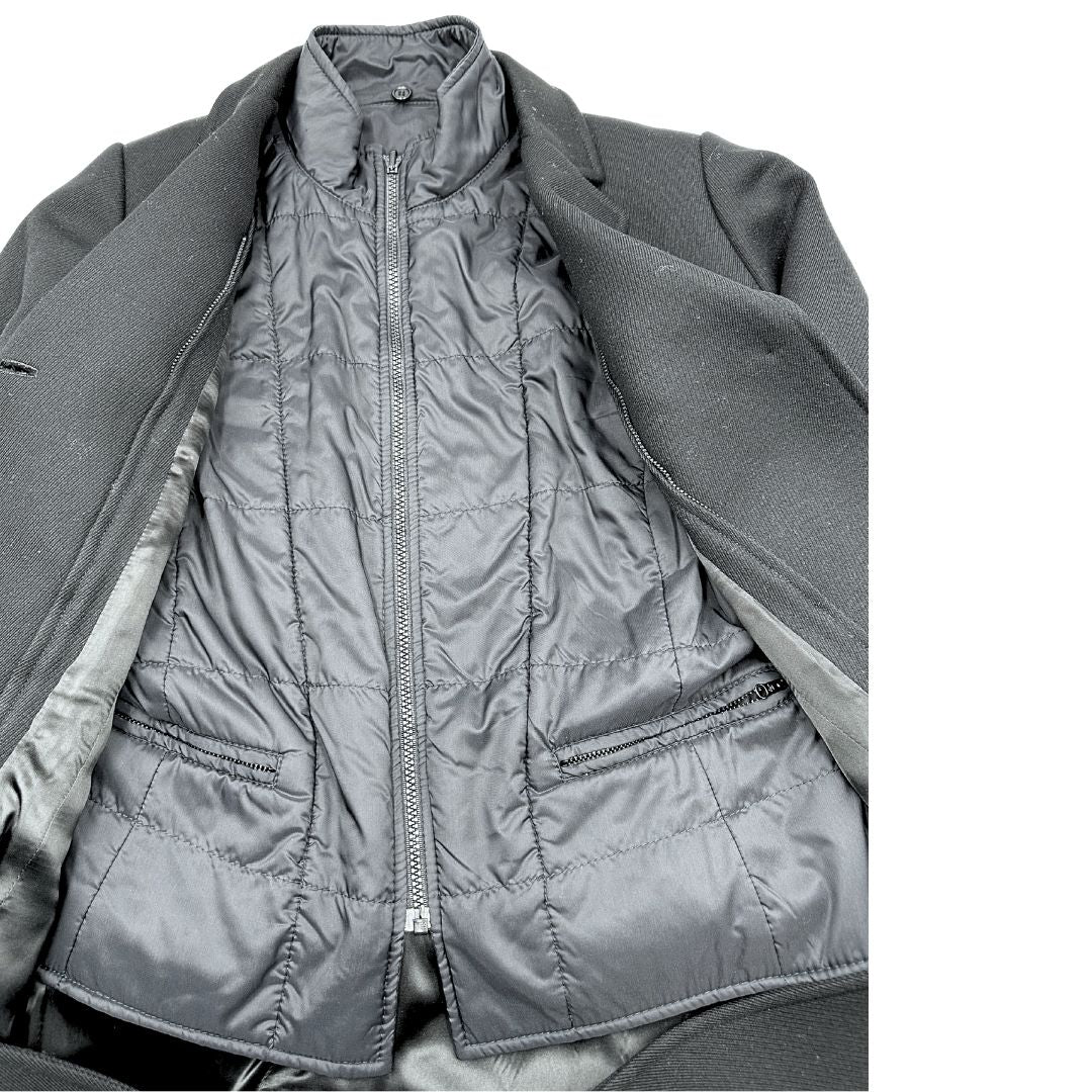  Cappotto Fay nero in 60% acetato e 40% viscosa, munito di un gilet interno in 100% poliammide. Completo di custodia, di lusso, originale, ottime condizioni.