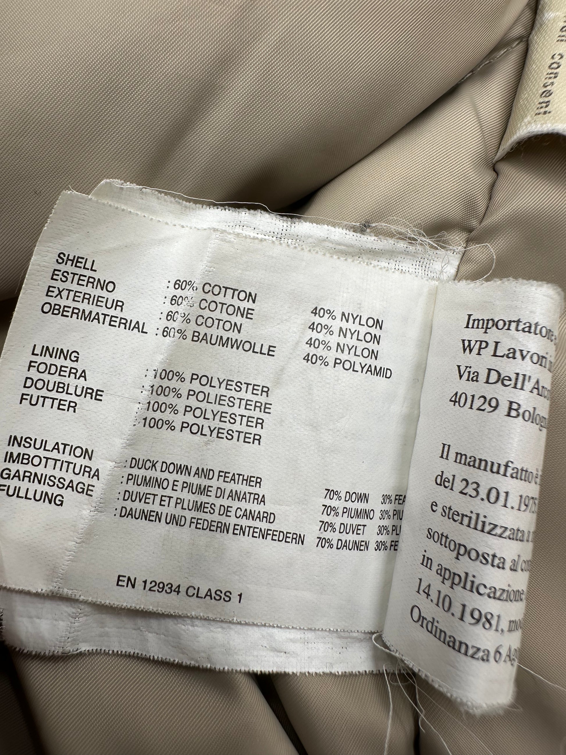 Giubbino Woolrich color sabbia in 60% cotone e 40% nylon, munito di cappuccio e doppie tasche, di lusso, originale, ottime condizioni.