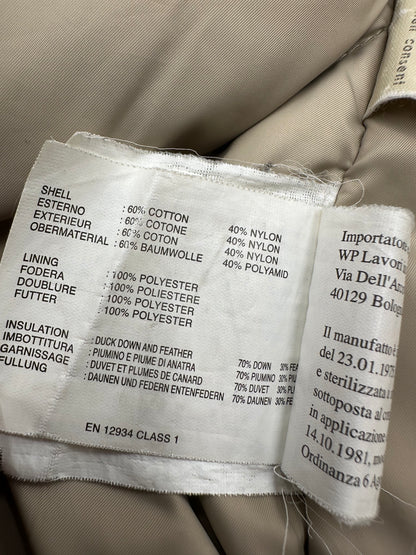 Giubbino Woolrich color sabbia in 60% cotone e 40% nylon, munito di cappuccio e doppie tasche, di lusso, originale, ottime condizioni.