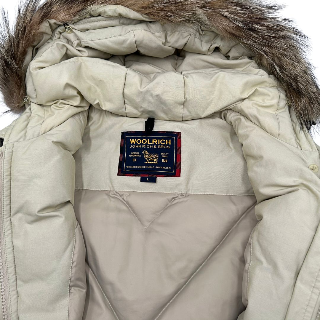 Giubbino Woolrich color sabbia in 60% cotone e 40% nylon, munito di cappuccio e doppie tasche, di lusso, originale, ottime condizioni.