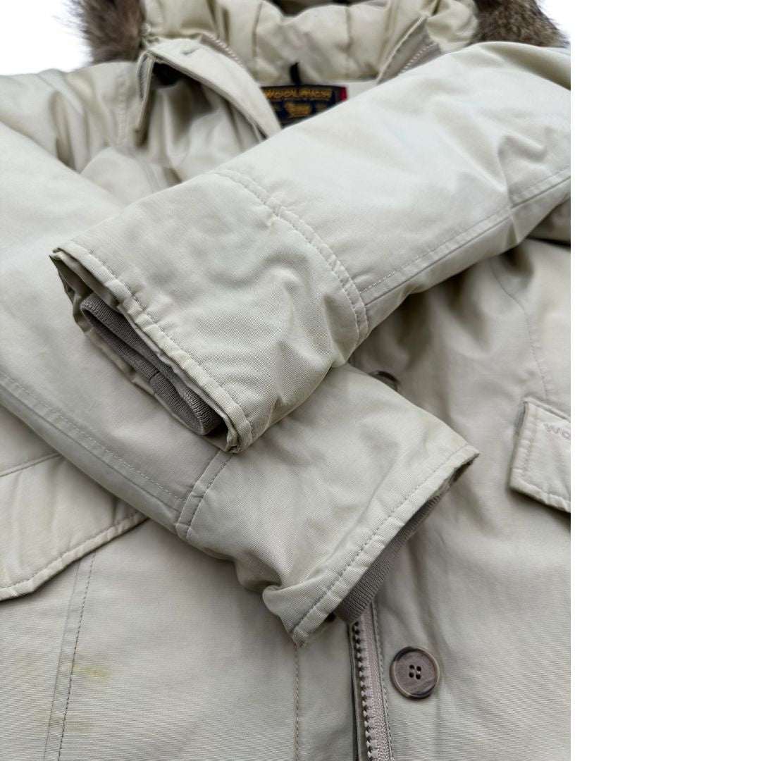 Giubbino Woolrich color sabbia in 60% cotone e 40% nylon, munito di cappuccio e doppie tasche, di lusso, originale, ottime condizioni.