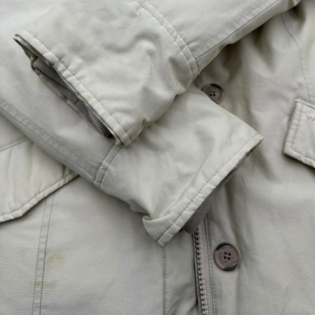 Giubbino Woolrich color sabbia in 60% cotone e 40% nylon, munito di cappuccio e doppie tasche, di lusso, originale, ottime condizioni.