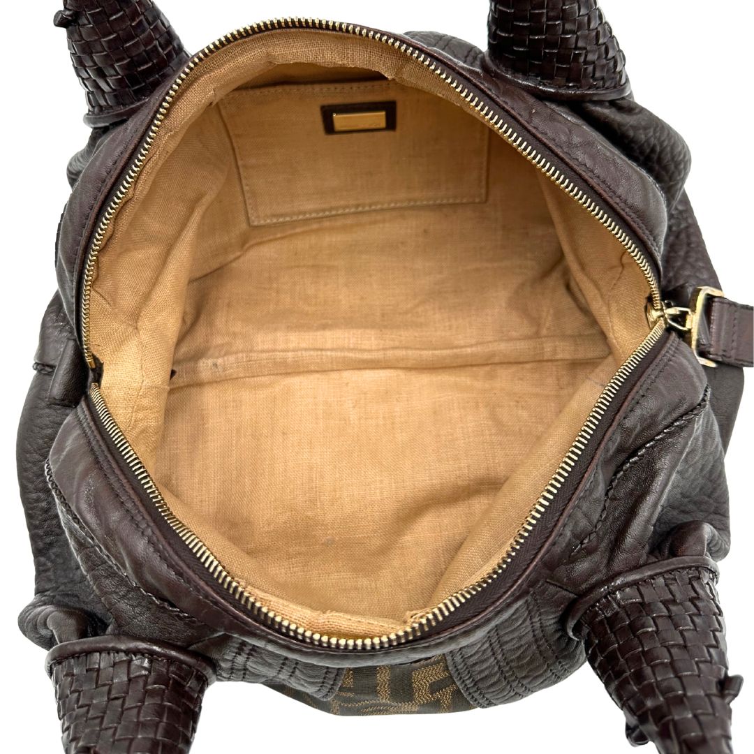 interno Borsa Fendi in tessuto trama zucca con finiture in pelle marroni e parti metalliche dorate; munita di doppi manici stondati, di lusso, originale, ottime condizioni. 