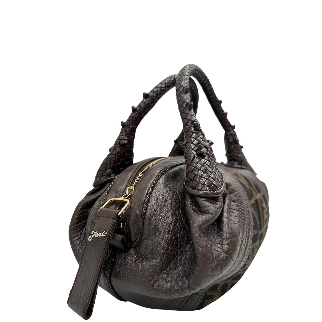 lato Borsa Fendi in tessuto trama zucca con finiture in pelle marroni e parti metalliche dorate; munita di doppi manici stondati, di lusso, originale, ottime condizioni. 