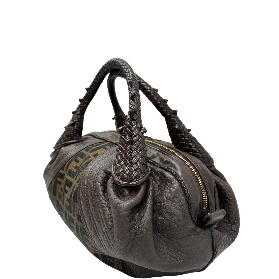 lato Borsa Fendi in tessuto trama zucca con finiture in pelle marroni e parti metalliche dorate; munita di doppi manici stondati, di lusso, originale, ottime condizioni. 