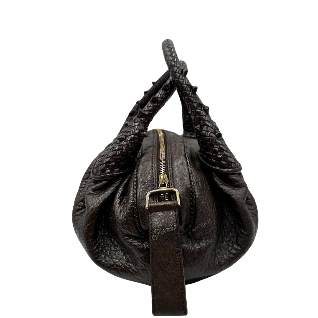 lato Borsa Fendi in tessuto trama zucca con finiture in pelle marroni e parti metalliche dorate; munita di doppi manici stondati, di lusso, originale, ottime condizioni. 