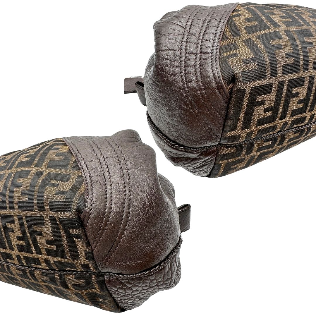 angoli Borsa Fendi in tessuto trama zucca con finiture in pelle marroni e parti metalliche dorate; munita di doppi manici stondati, di lusso, originale, ottime condizioni. 