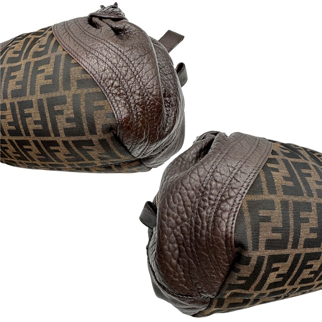 angoli Borsa Fendi in tessuto trama zucca con finiture in pelle marroni e parti metalliche dorate; munita di doppi manici stondati, di lusso, originale, ottime condizioni. 