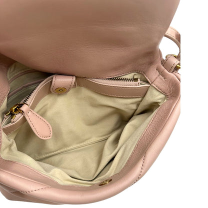 Interno di una Borsa Pinko in pelle trapuntata rosa cipria con parti metalliche dorate; munita di un manico e una tracolla in pelle leggermente regolabile e amovibile. Completa di dustbag e cartellino. Originale, usata, di lusso, in ottime condizioni.