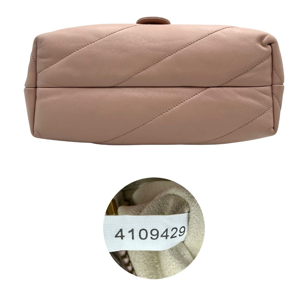 Base di una Borsa Pinko in pelle trapuntata rosa cipria con parti metalliche dorate; munita di un manico e una tracolla in pelle leggermente regolabile e amovibile. Completa di dustbag e cartellino. Originale, usata, di lusso, in ottime condizioni.