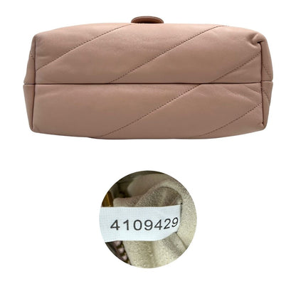 Base di una Borsa Pinko in pelle trapuntata rosa cipria con parti metalliche dorate; munita di un manico e una tracolla in pelle leggermente regolabile e amovibile. Completa di dustbag e cartellino. Originale, usata, di lusso, in ottime condizioni.