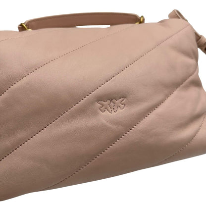 Retro di una Borsa Pinko in pelle trapuntata rosa cipria con parti metalliche dorate; munita di un manico e una tracolla in pelle leggermente regolabile e amovibile. Completa di dustbag e cartellino. Originale, usata, di lusso, in ottime condizioni.