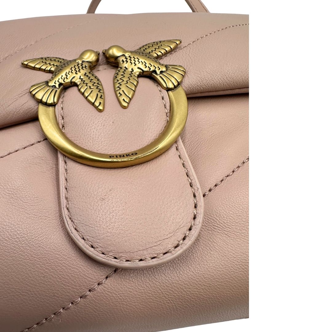 Borsa Pinko in pelle trapuntata rosa cipria con parti metalliche dorate; munita di un manico e una tracolla in pelle leggermente regolabile e amovibile. Completa di dustbag e cartellino. Originale, usata, di lusso, in ottime condizioni.