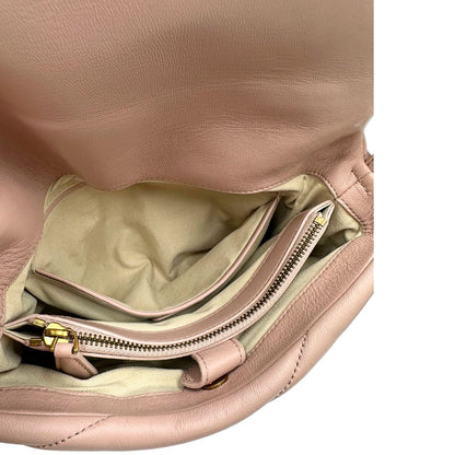 Tasca interna di una Borsa Pinko in pelle trapuntata rosa cipria con parti metalliche dorate; munita di un manico e una tracolla in pelle leggermente regolabile e amovibile. Completa di dustbag e cartellino. Originale, usata, di lusso, in ottime condizioni.