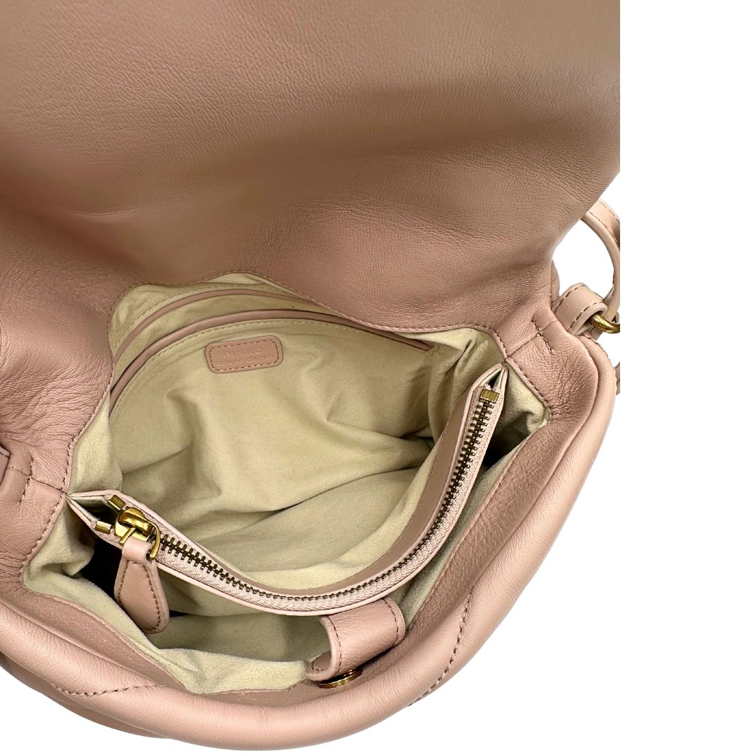 Interno di una Borsa Pinko in pelle trapuntata rosa cipria con parti metalliche dorate; munita di un manico e una tracolla in pelle leggermente regolabile e amovibile. Completa di dustbag e cartellino. Originale, usata, di lusso, in ottime condizioni.