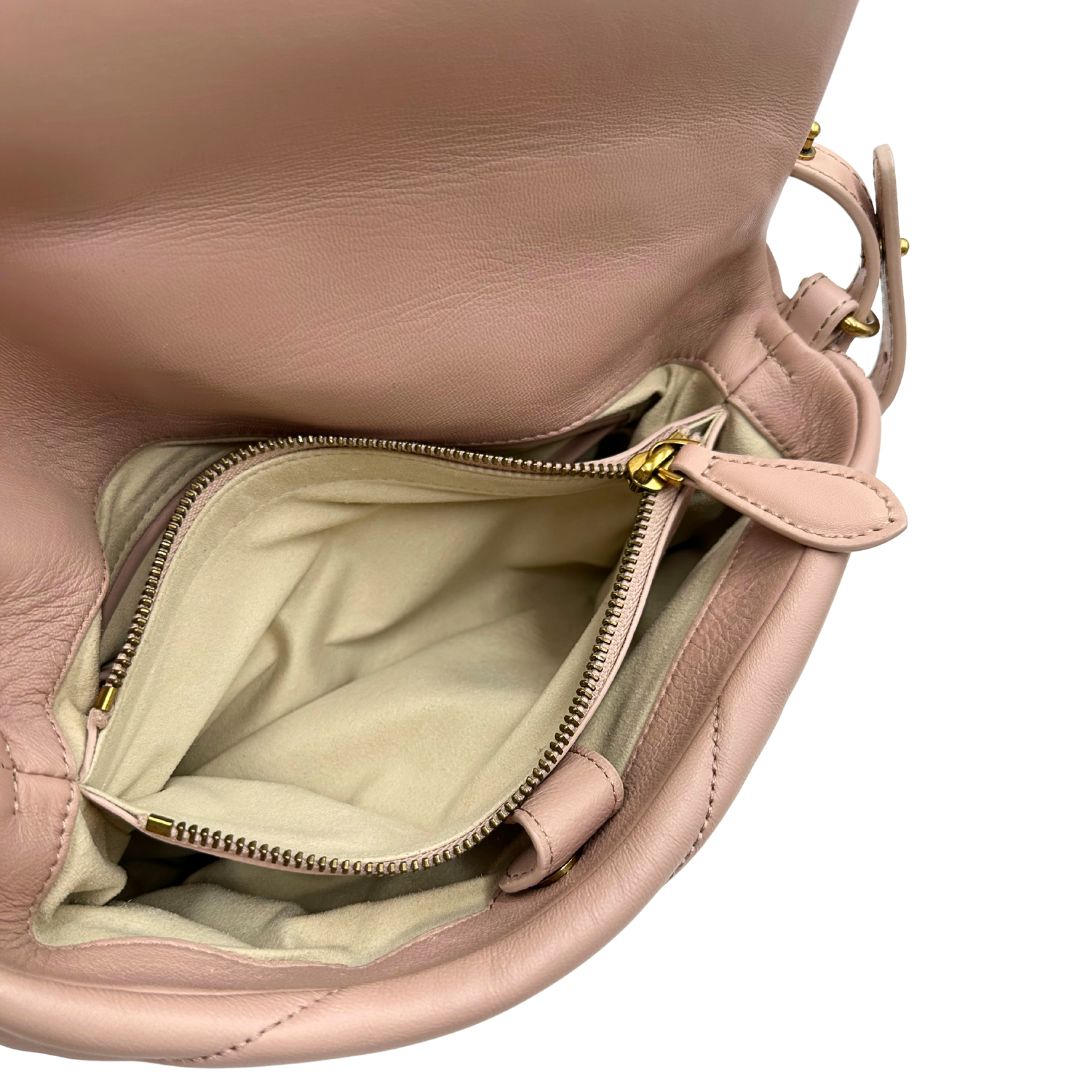 Tasca di una Borsa Pinko in pelle trapuntata rosa cipria con parti metalliche dorate; munita di un manico e una tracolla in pelle leggermente regolabile e amovibile. Completa di dustbag e cartellino. Originale, usata, di lusso, in ottime condizioni.