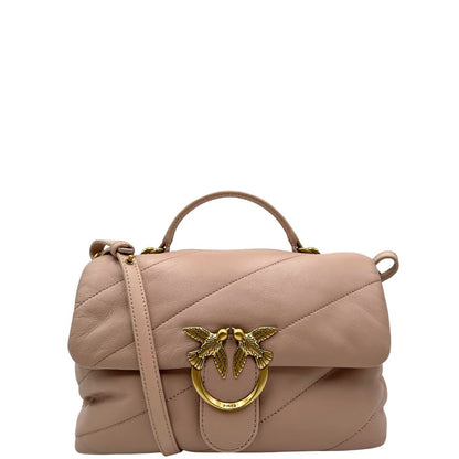 Front di una Borsa Pinko in pelle trapuntata rosa cipria con parti metalliche dorate; munita di un manico e una tracolla in pelle leggermente regolabile e amovibile. Completa di dustbag e cartellino. Originale, usata, di lusso, in ottime condizioni.