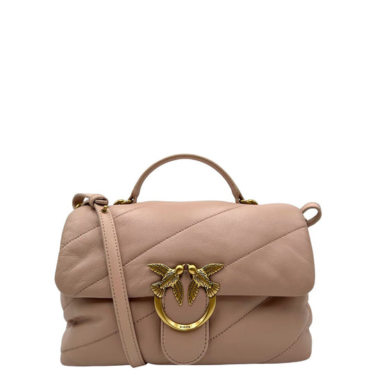 Front di una Borsa Pinko in pelle trapuntata rosa cipria con parti metalliche dorate; munita di un manico e una tracolla in pelle leggermente regolabile e amovibile. Completa di dustbag e cartellino. Originale, usata, di lusso, in ottime condizioni.