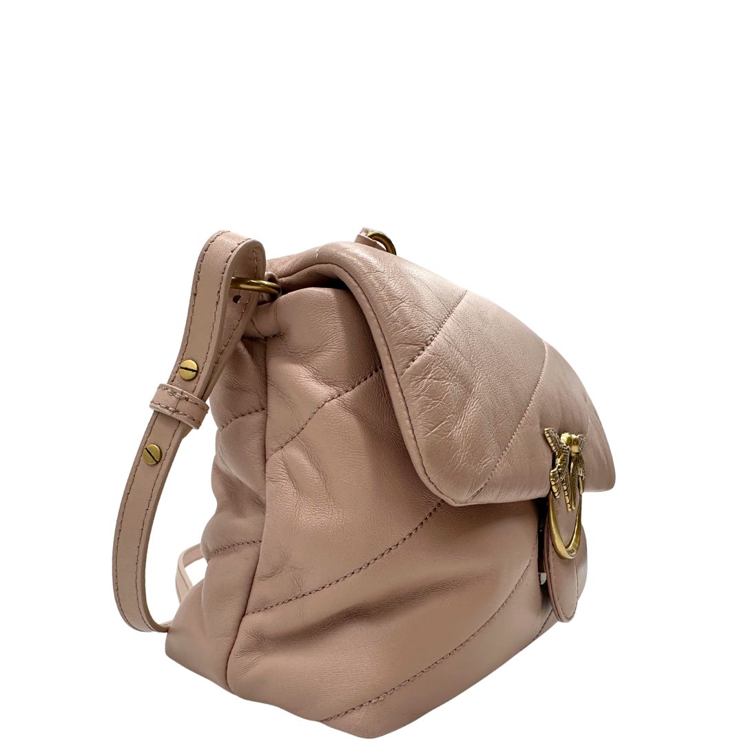 Lato destro di una Borsa Pinko in pelle trapuntata rosa cipria con parti metalliche dorate; munita di un manico e una tracolla in pelle leggermente regolabile e amovibile. Completa di dustbag e cartellino. Originale, usata, di lusso, in ottime condizioni.