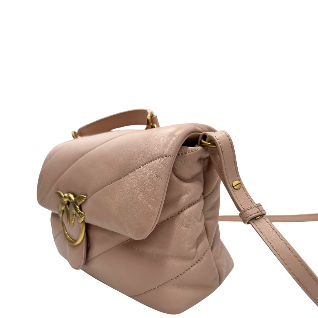 Lato sinistro di una Borsa Pinko in pelle trapuntata rosa cipria con parti metalliche dorate; munita di un manico e una tracolla in pelle leggermente regolabile e amovibile. Completa di dustbag e cartellino. Originale, usata, di lusso, in ottime condizioni.