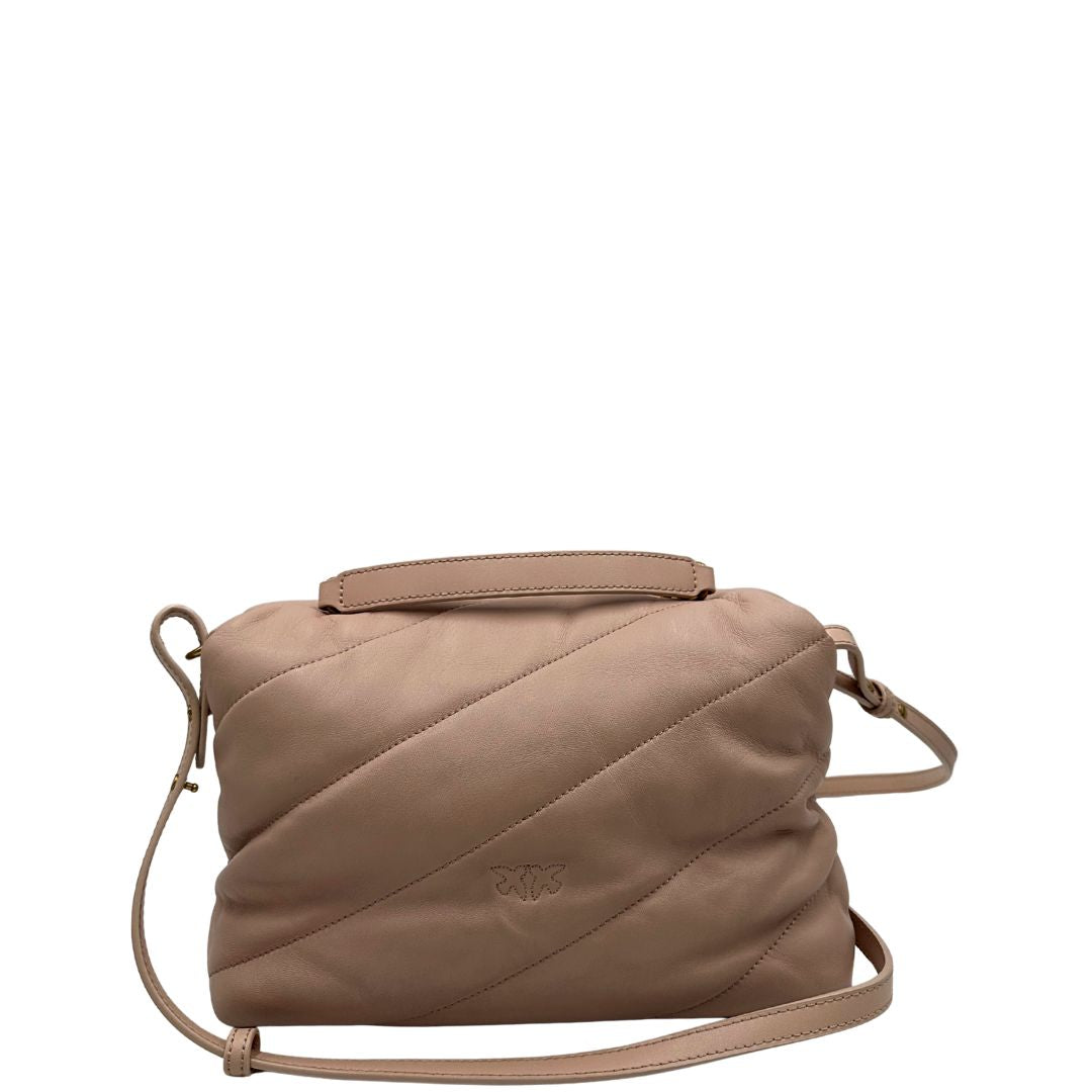 Retro di una Borsa Pinko in pelle trapuntata rosa cipria con parti metalliche dorate; munita di un manico e una tracolla in pelle leggermente regolabile e amovibile. Completa di dustbag e cartellino. Originale, usata, di lusso, in ottime condizioni.