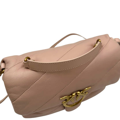 Manico di una Borsa Pinko in pelle trapuntata rosa cipria con parti metalliche dorate; munita di un manico e una tracolla in pelle leggermente regolabile e amovibile. Completa di dustbag e cartellino. Originale, usata, di lusso, in ottime condizioni.