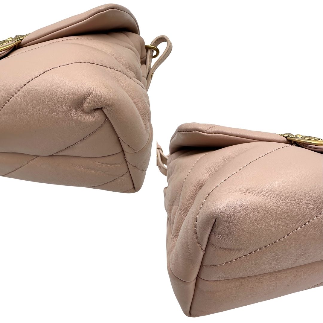 Angoli di una Borsa Pinko in pelle trapuntata rosa cipria con parti metalliche dorate; munita di un manico e una tracolla in pelle leggermente regolabile e amovibile. Completa di dustbag e cartellino. Originale, usata, di lusso, in ottime condizioni.