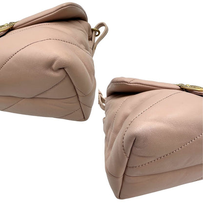 Angoli di una Borsa Pinko in pelle trapuntata rosa cipria con parti metalliche dorate; munita di un manico e una tracolla in pelle leggermente regolabile e amovibile. Completa di dustbag e cartellino. Originale, usata, di lusso, in ottime condizioni.