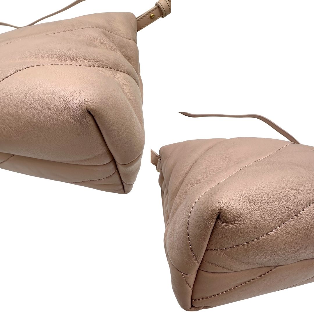 Angoli di una Borsa Pinko in pelle trapuntata rosa cipria con parti metalliche dorate; munita di un manico e una tracolla in pelle leggermente regolabile e amovibile. Completa di dustbag e cartellino. Originale, usata, di lusso, in ottime condizioni.