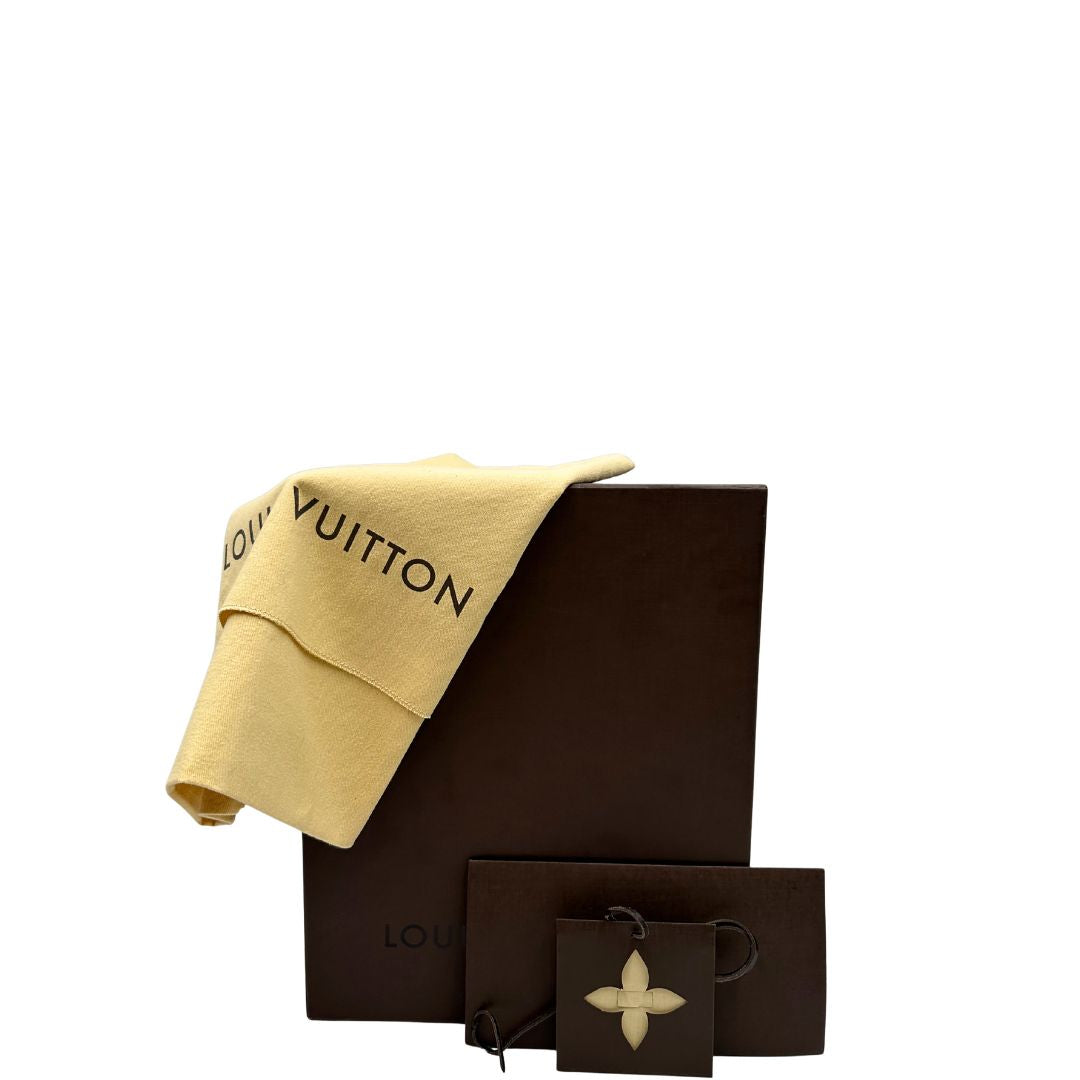 corredo Borsa Louis Vuitton in pelle vernis monogram rossa con parti metalliche dorate; munita di doppi manici stondati, una tracolla amovibile e una clochette portachiavi. Completa di corredo, di lusso, originale, ottime condizioni, usata. 