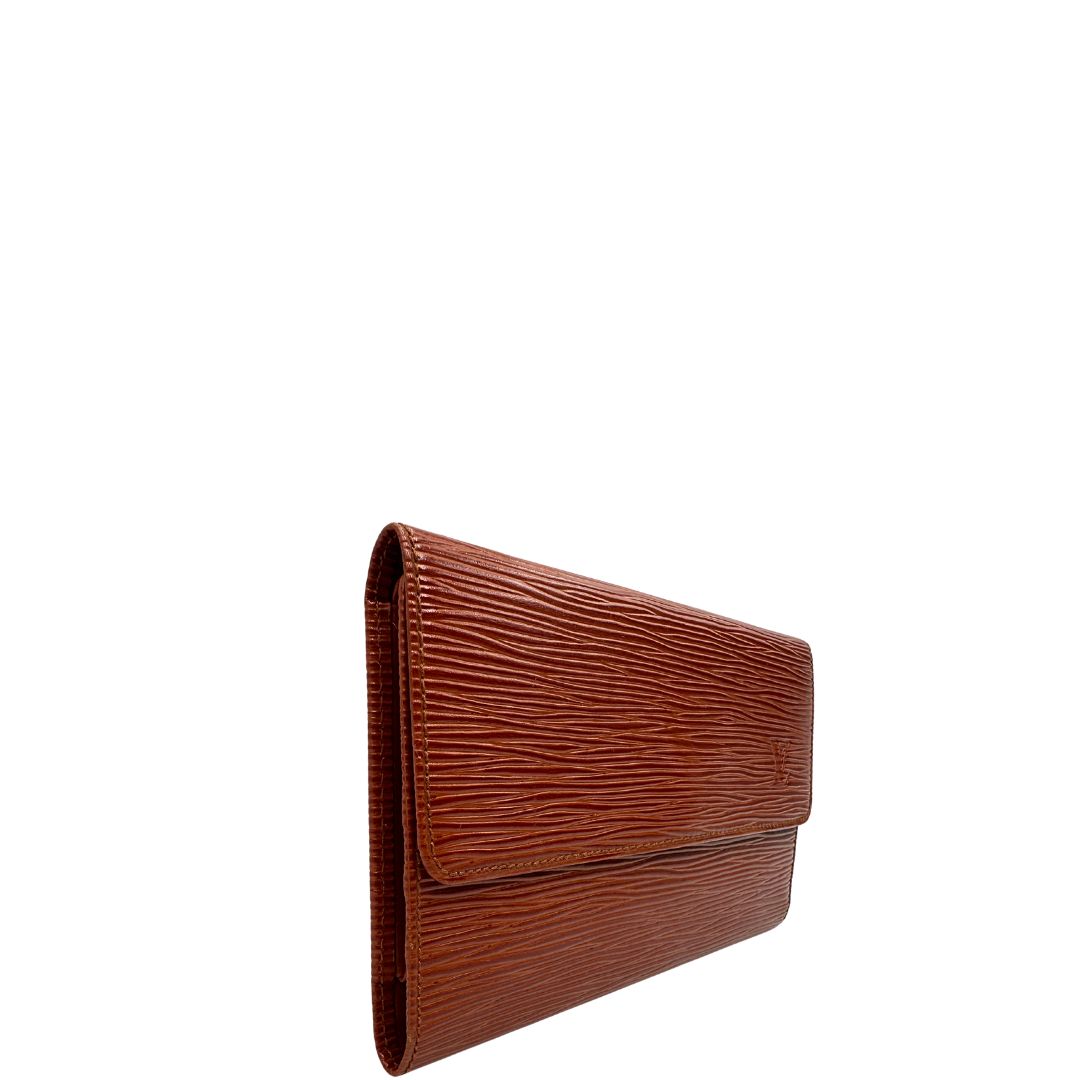 Portafoglio Gucci in pelle Epi color cognac con parti metalliche dorate. Completo di dustbag, di lusso, originale, ottime condizioni.