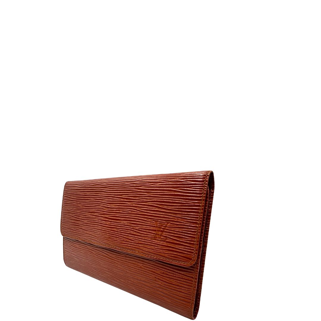 Portafoglio Gucci in pelle Epi color cognac con parti metalliche dorate. Completo di dustbag, di lusso, originale, ottime condizioni.