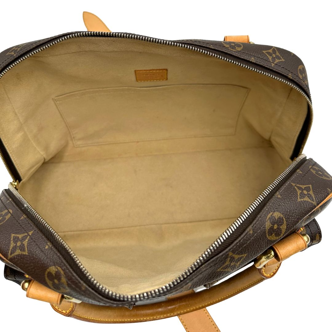 Interno di una Borsa Louis Vuitton in canvas marrone monogram con finiture in vacchetta naturale e parti metalliche dorate; munita di doppi manici. Indossabile a mano. Originale, usata, di lusso in ottime condizioni
