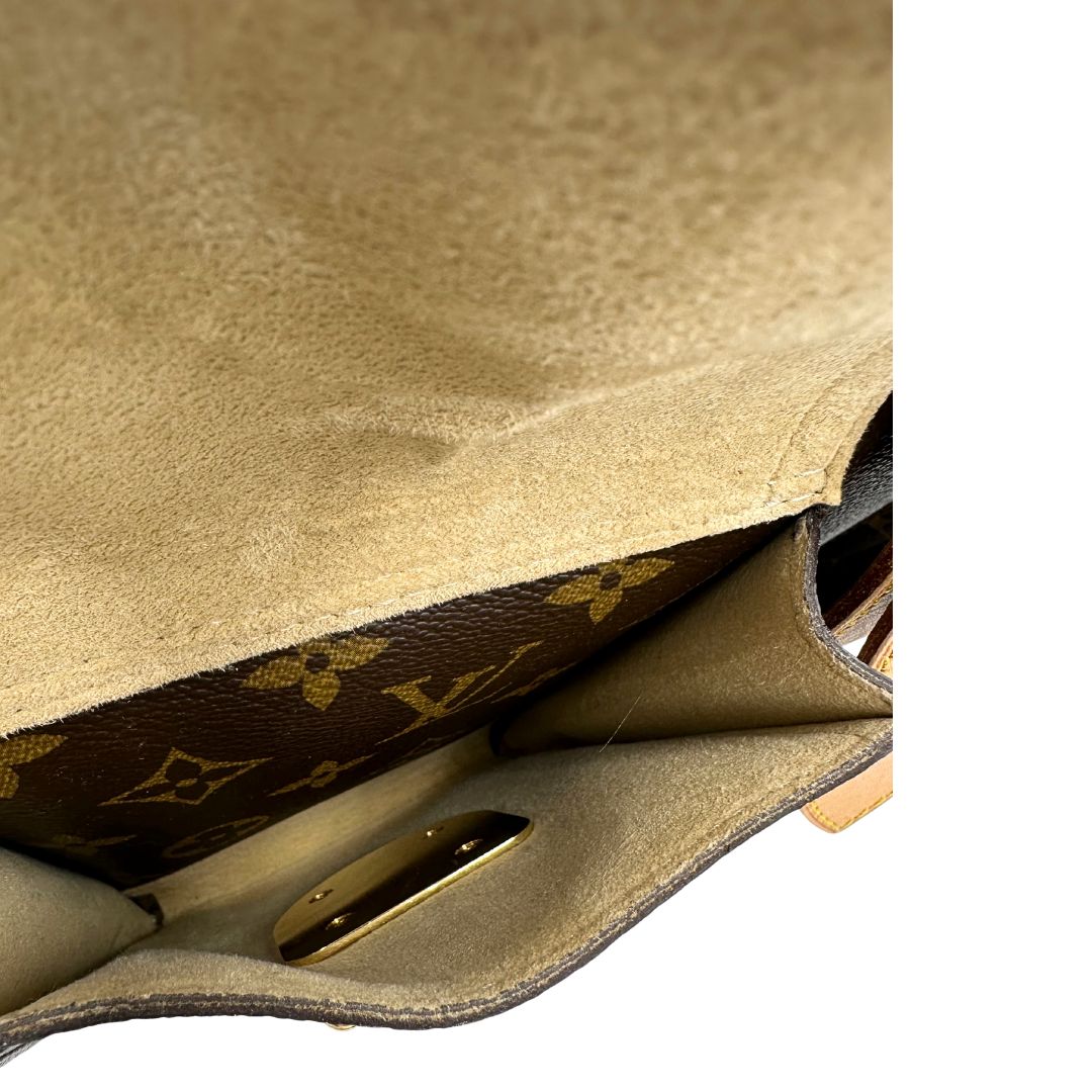 Tasca esterna di una Borsa Louis Vuitton in canvas marrone monogram con finiture in vacchetta naturale e parti metalliche dorate; munita di doppi manici. Indossabile a mano. Originale, usata, di lusso in ottime condizioni