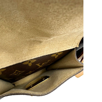 Tasca esterna di una Borsa Louis Vuitton in canvas marrone monogram con finiture in vacchetta naturale e parti metalliche dorate; munita di doppi manici. Indossabile a mano. Originale, usata, di lusso in ottime condizioni