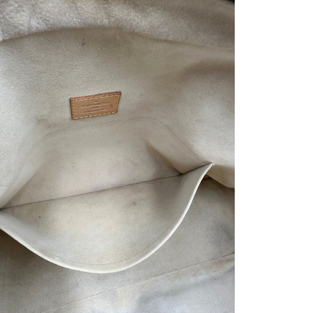 Tasca interna di una Borsa Louis Vuitton in canvas marrone monogram con finiture in vacchetta naturale e parti metalliche dorate; munita di doppi manici. Indossabile a mano. Originale, usata, di lusso in ottime condizioni