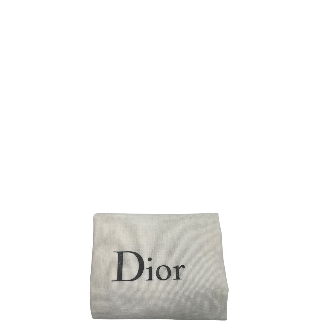 Dustbag di una borsa Lady Dior Large in pelle fucsia in trama cannage. Doppi manici rigidi, con parti metalliche dorate. Indossabile a mano.